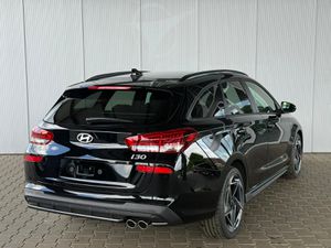 HYUNDAI i30 N-Line 1.5 T-GDI mHev DCT / Navi / ACC / Sitz & Lenkradheizung / LED / Alu 18