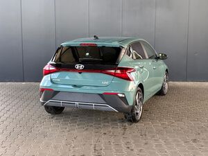 HYUNDAI i20 Pure 1.2 MPI / Navi / PDC Hinten + Kamera / Abgedunkelte Scheiben / Tempomat / Alu 16
