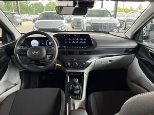 HYUNDAI i20 Pure 1.2 MPI / Navi / PDC Hinten + Kamera / Abgedunkelte Scheiben / Tempomat / Alu 16