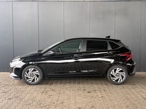 HYUNDAI i20 Pure 1.2 MPI / Navi / PDC Hinten + Kamera / Abgedunkelte Scheiben / Tempomat / Alu 16