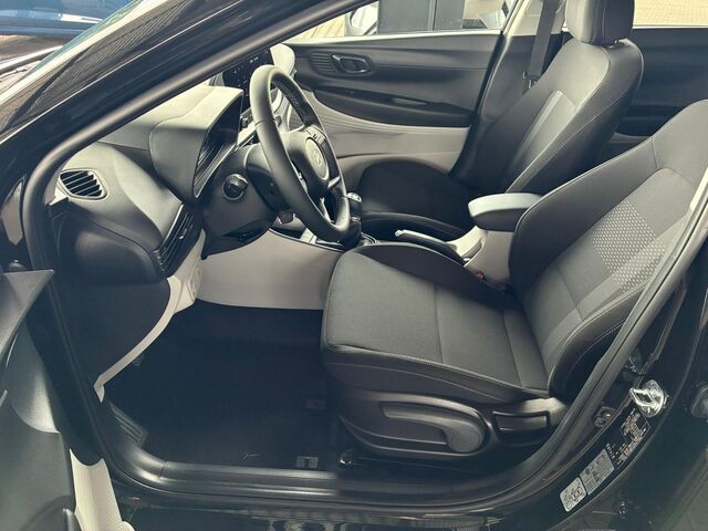 HYUNDAI i20 Pure 1.2 MPI / Navi / PDC Hinten + Kamera / Abgedunkelte Scheiben / Tempomat / Alu 16