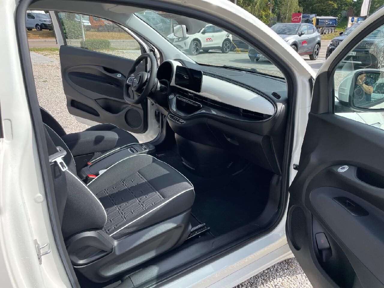FIAT 500e 42kWh Komfort-Paket Ansicht 7 für Fahrzeugdetailseite