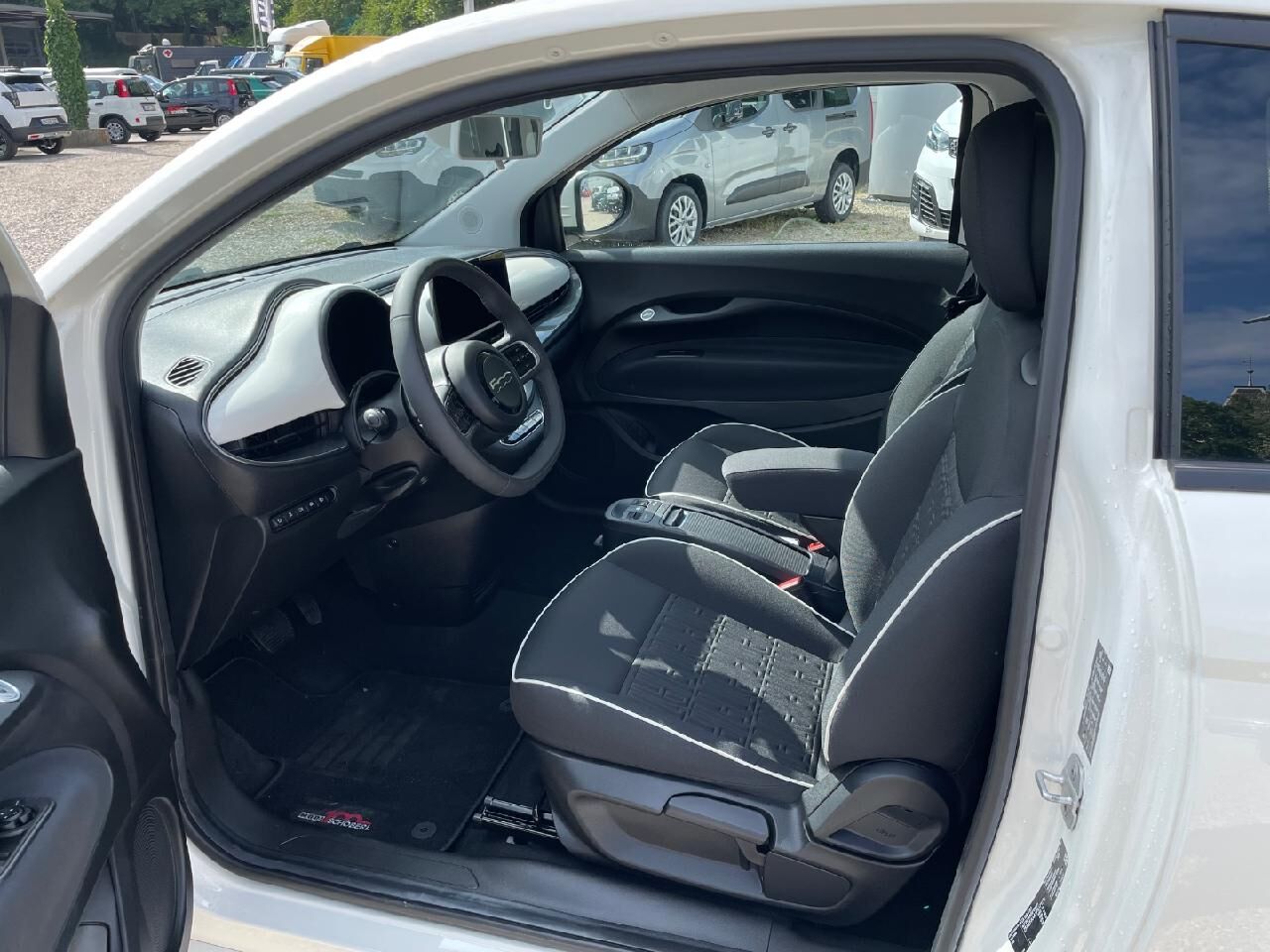 FIAT 500e 42kWh Komfort-Paket Ansicht 9 für Fahrzeugdetailseite
