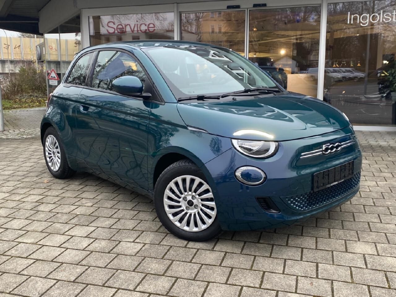 FIAT 500e 42kWh Komfort-Paket Metallic Ansicht 2 für Fahrzeugdetailseite