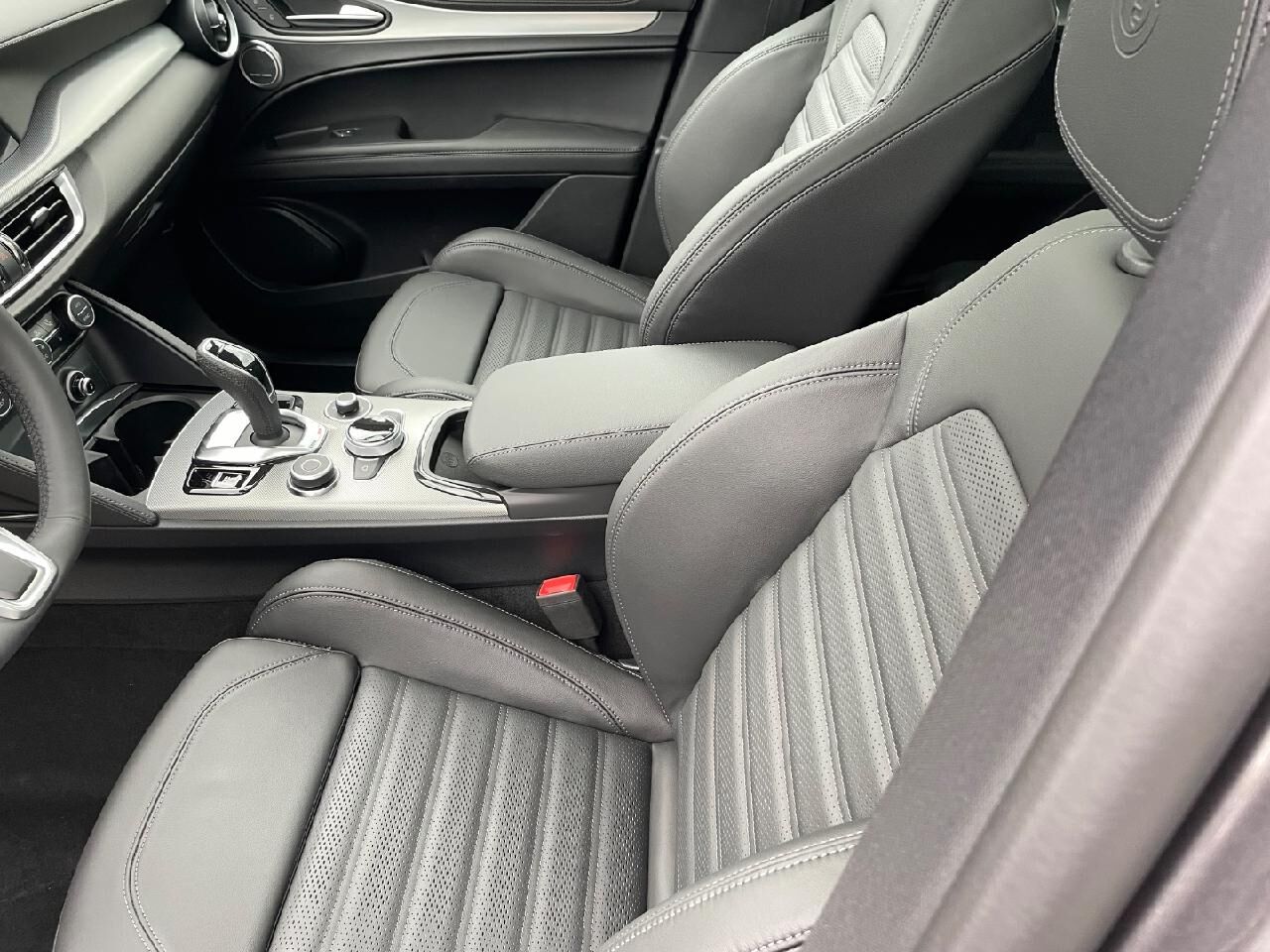 ALFA ROMEO Stelvio Veloce Q4 Ansicht 9 für Fahrzeugdetailseite