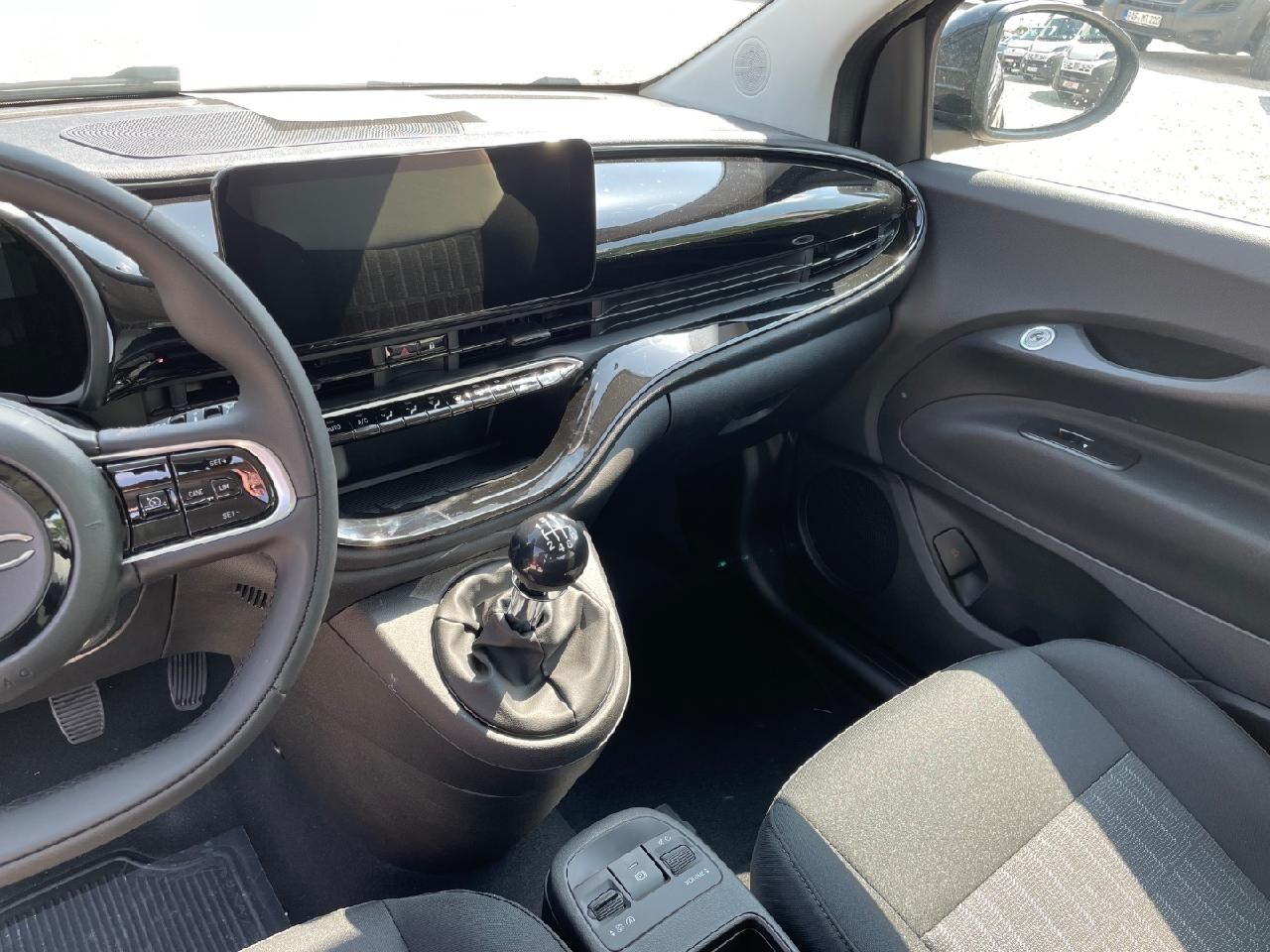 FIAT 500 Lim. 1.0 Hybrid 48 kW Icon Komfort-Paket Ansicht 8 für Fahrzeugdetailseite