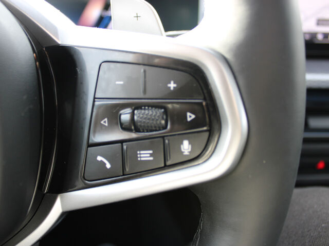 BMW 320 i T.M Sport PanoD.AHK ACC HUD Lenkradh.Park+ Ansicht 12 für Fahrzeugdetailseite