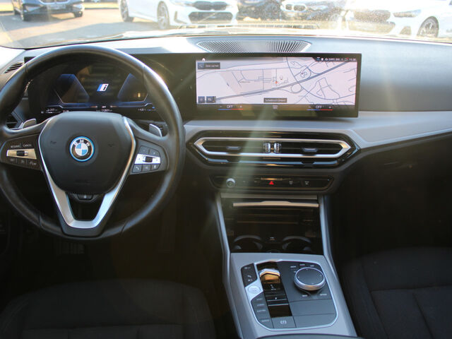 BMW 330 e T. FACELIFT LivePlus Sitz-/Lenkradh. AHK Ansicht 8 für Fahrzeugdetailseite