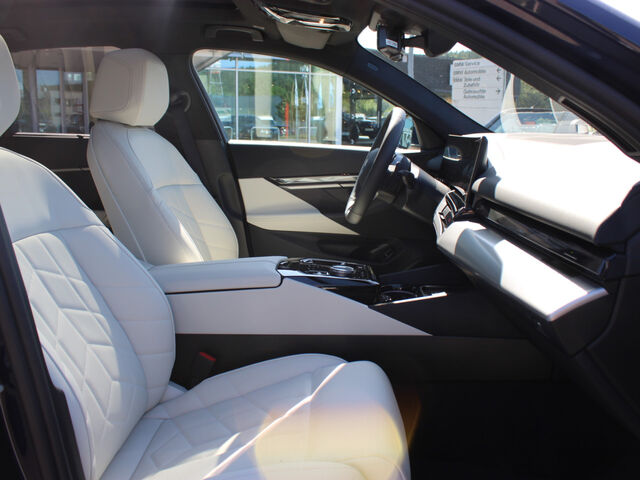 BMW 550 e M Sport ACC IntAkt.PanoD.Icon.Sitzbel.360Â° Ansicht 11 für Fahrzeugdetailseite