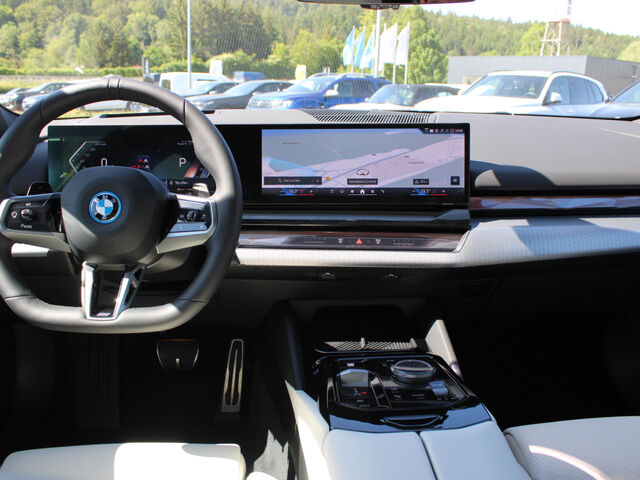 BMW 550 e M Sport ACC IntAkt.PanoD.Icon.Sitzbel.360Â° Ansicht 12 für Fahrzeugdetailseite