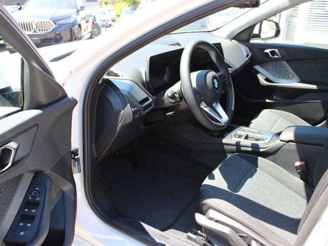 BMW 120 i Premium Paket Shadow Line LED Sitzh. Parking Ansicht 11 für Fahrzeugdetailseite