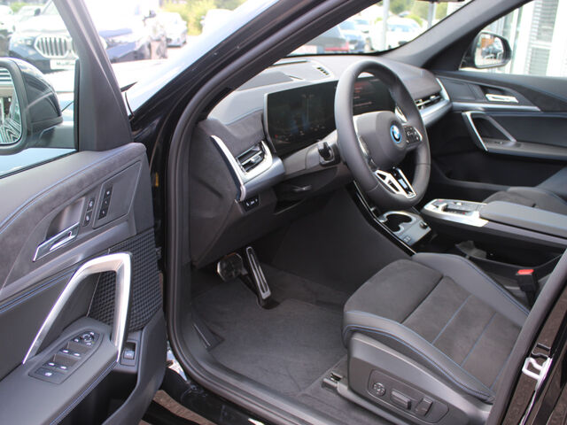 BMW iX1 xDrive30 M Sport DrivAssPlus DAB AHK 18 Ansicht 9 für Fahrzeugdetailseite