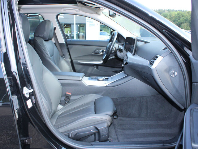BMW 320 d T. Sports.Live-Widescreen PanoD.Sitzh.AHK Ansicht 10 für Fahrzeugdetailseite
