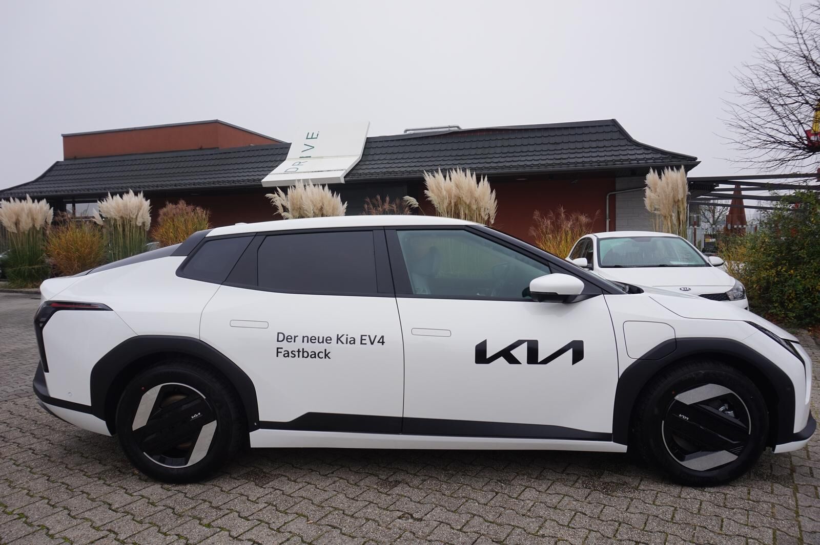 KIA EV4 FB EARTH*UpgradeP1*TechP2*WinterP3*DriveP4* Ansicht 4 für Fahrzeugdetailseite