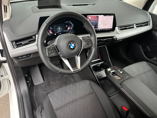 BMW 220 Active Tourer 220i AT.HUD ACC SuView HiFi Ad-LED DAB AHK 17 Bluetooth Navi Klima PDC el. Fenster Ansicht 12 für Fahrzeugdetailseite