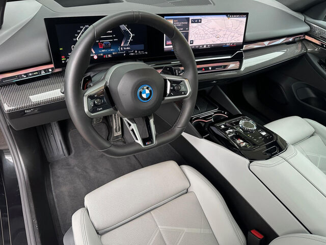 BMW 530 e xDr.M Sport Pro IntAktiv.ACC Pano.B&W AHK21 Sportpaket Bluetooth HUD Navi LED Vollleder Klima A Ansicht 12 für Fahrzeugdetailseite