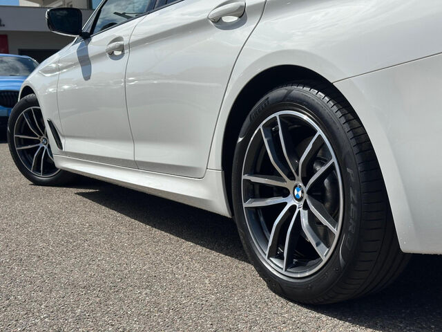 BMW 530 d xDr.T.M Sport ACC LiveProf.Kamera HiFi AHK Sportpaket Bluetooth Navi LED Vollleder Klima PDC el Ansicht 9 für Fahrzeugdetailseite
