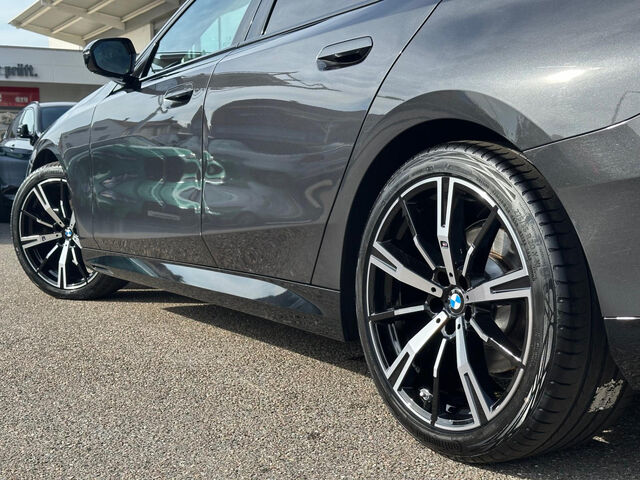 BMW 520 d xDr.T. M Sport Standh.PanoD.AHK Sitzbel.20 Sportpaket Bluetooth HUD Navi LED Vollleder Klima St Ansicht 9 für Fahrzeugdetailseite