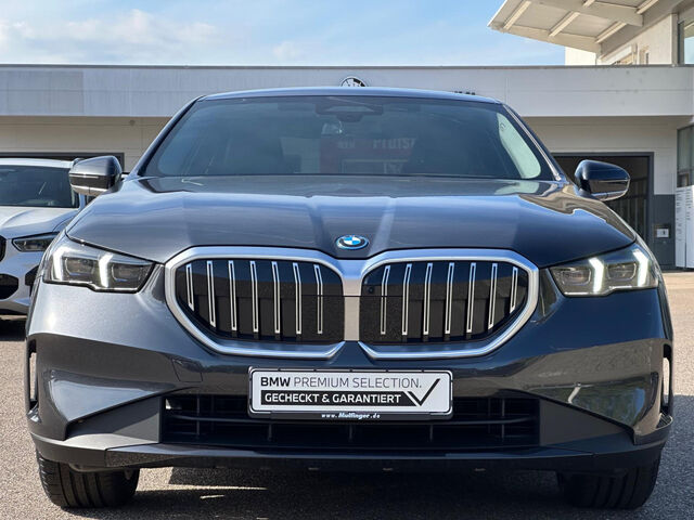 BMW 530 e Iconic AutobahnAss.ACC 360°Sitzbel.H/K.AHK Bluetooth HUD Navi LED Vollleder Klima Standhzg PDC Ansicht 3 für Fahrzeugdetailseite