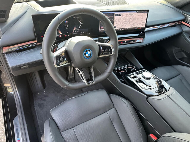 BMW 550 e xDr.M PRO M Multisitz.IntAktiv.Pano.B+W.AHK Sportpaket Bluetooth HUD Navi LED Vollleder Klima A Ansicht 8 für Fahrzeugdetailseite