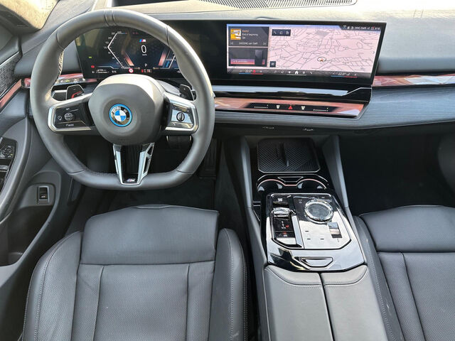 BMW 550 e xDr.M PRO M Multisitz.IntAktiv.Pano.B+W.AHK Sportpaket Bluetooth HUD Navi LED Vollleder Klima A Ansicht 9 für Fahrzeugdetailseite
