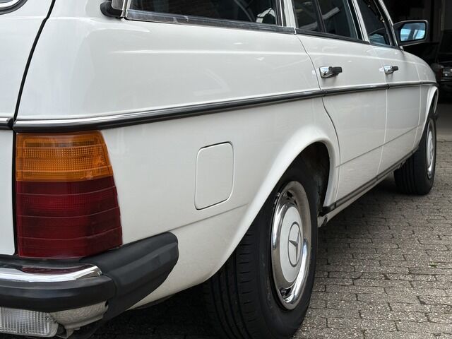 MERCEDES-BENZ E 200 T S123 *SSD *5 Gang *AHK *EFH