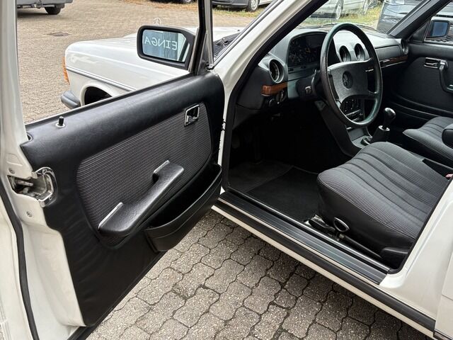MERCEDES-BENZ E 200 T S123 *SSD *5 Gang *AHK *EFH