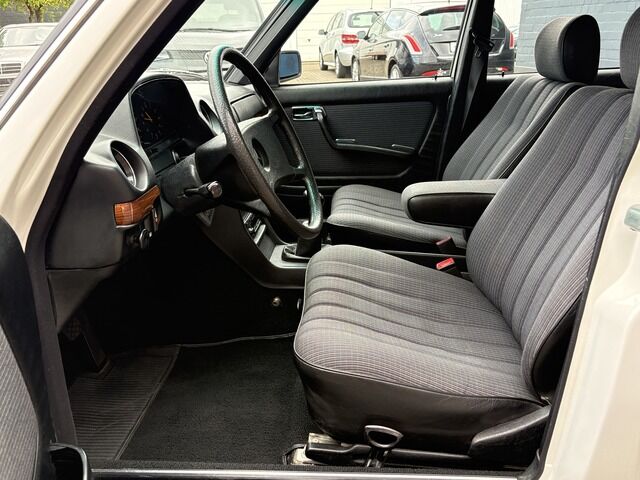 MERCEDES-BENZ E 200 T S123 *SSD *5 Gang *AHK *EFH