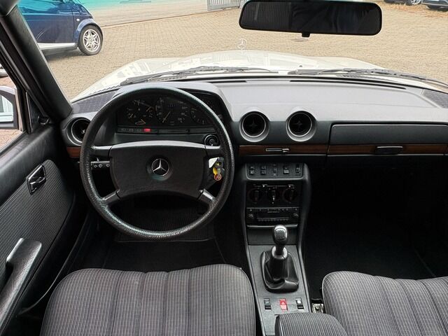 MERCEDES-BENZ E 200 T S123 *SSD *5 Gang *AHK *EFH