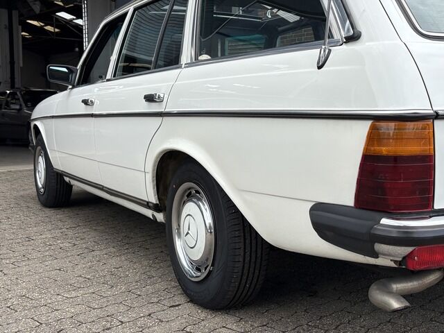MERCEDES-BENZ E 200 T S123 *SSD *5 Gang *AHK *EFH