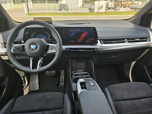 BMW 218 Active Tourer 218i AT. M Sport HUD ACC SuView Ad-LED H/K AHK Sportpaket Bluetooth Navi Klima PDC el. Fenster Ansicht 12 für Fahrzeugdetailseite