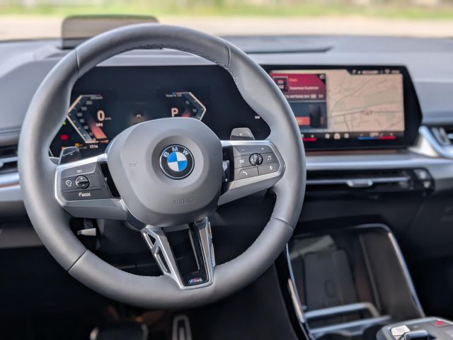 BMW 218 Active Tourer 218i AT. M Sport ACC HUD SurrView H/K Aktivs.AHK Sportpaket Bluetooth Navi LED Klima PDC el. Fenster Ansicht 9 für Fahrzeugdetailseite