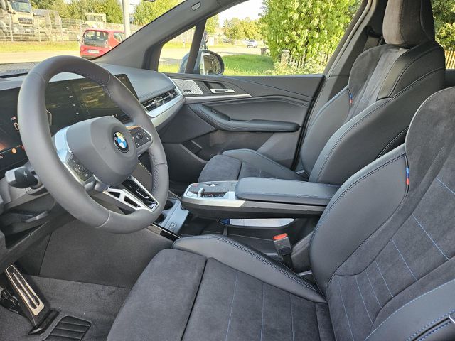 BMW 218 Active Tourer 218i AT. M Sport ACC HUD SurrView H/K Aktivs.AHK Sportpaket Bluetooth Navi LED Klima PDC el. Fenster Ansicht 12 für Fahrzeugdetailseite