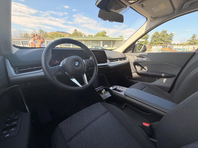 BMW X1 sDrive18d xLine AHK LED M Shadow Premiumpaket Bluetooth Navi Klima PDC el. Fenster Ansicht 13 für Fahrzeugdetailseite