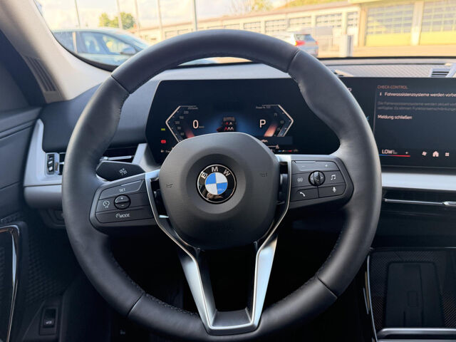 BMW X1 sDrive18d xLine AHK LED M Shadow Premiumpaket Bluetooth Navi Klima PDC el. Fenster Ansicht 14 für Fahrzeugdetailseite