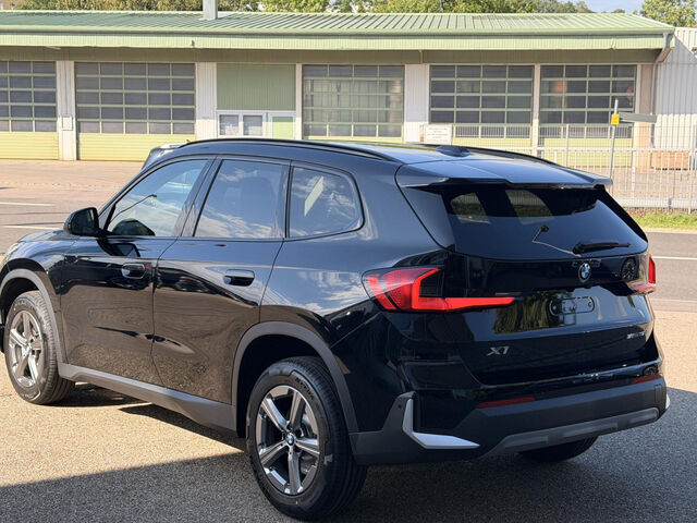 BMW X1 sDrive18d xLine AHK LED M Shadow Premiumpaket Bluetooth Navi Klima PDC el. Fenster Ansicht 4 für Fahrzeugdetailseite