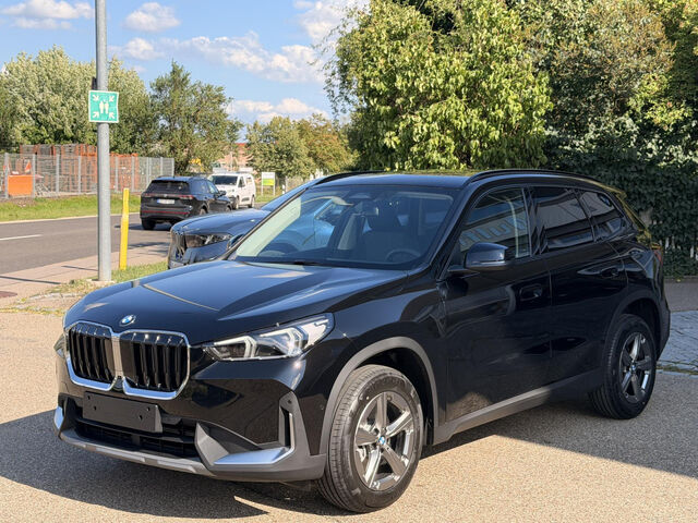 BMW X1 sDrive18d xLine AHK LED M Shadow Premiumpaket Bluetooth Navi Klima PDC el. Fenster Ansicht 6 für Fahrzeugdetailseite
