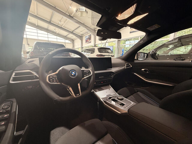 BMW 330 e Touring xDrive M Sportpaket AHK SHZ HiFi Navi LED Klima PDC el. Fenster Ansicht 9 für Fahrzeugdetailseite