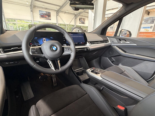 BMW 220 Active Tourer 220i AT M-Sport AHK PANO HUD ACC H/K Massage LHZ Sportpaket Navi LED Klima PDC el. Fenster Ansicht 14 für Fahrzeugdetailseite