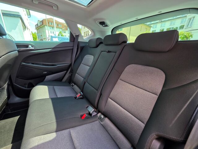 HYUNDAI TUCSON 2.0 CRDi A/T 4WD Premium AHK / Allwetterreifen / ACC / Navi / Voll-LED / Totwinkel Ansicht 15 für Fahrzeugdetailseite