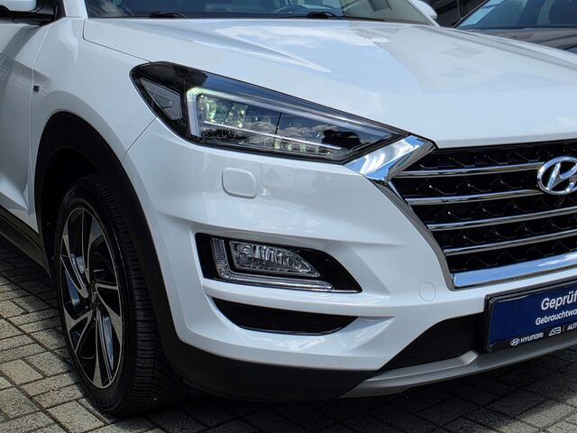 HYUNDAI TUCSON 2.0 CRDi A/T 4WD Premium AHK / Allwetterreifen / ACC / Navi / Voll-LED / Totwinkel Ansicht 2 für Fahrzeugdetailseite