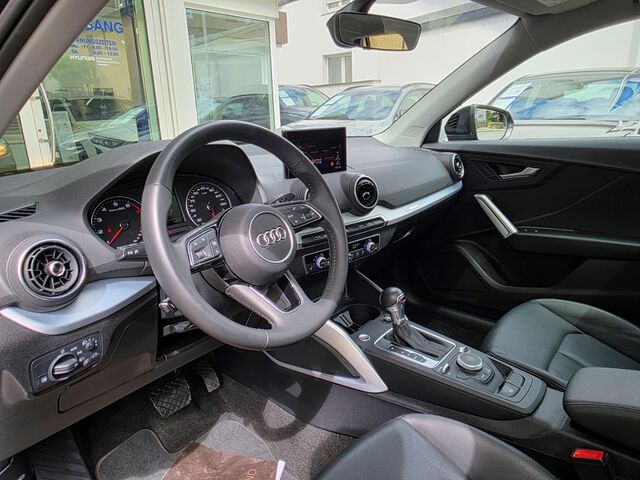 AUDI Q2 35 TFSi DSG sport AHK / Winterräder / Leder / Pano / Navi / / Sitzheizung Ansicht 10 für Fahrzeugdetailseite