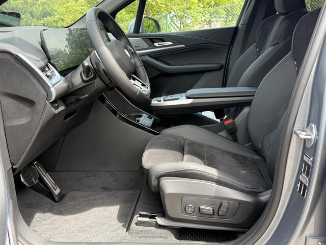 BMW 218 Active Tourer 218i AT M Sport HUD SuView.Pano.Lenkh.H/K AHK Sportpaket Bluetooth Navi LED Klima PDC el. Fenster Ansicht 9 für Fahrzeugdetailseite
