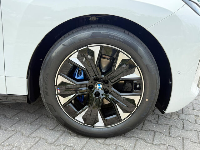 BMW iX xDrive45 Sportpaket Navi LED PDC Ansicht 8 für Fahrzeugdetailseite