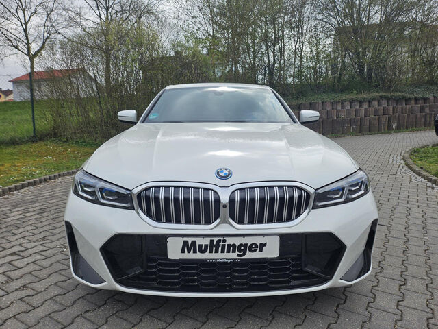 BMW 330 e M Sport HUD SurView GlasD.Har/Kar.AHK 19 Sportpaket Bluetooth Navi LED Klima Aktivlenkung Stand Ansicht 3 für Fahrzeugdetailseite