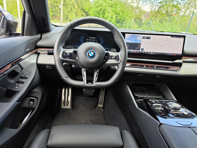 BMW 550 e M Sport IntAktL.PanoD.AutoBahn.AHK Fin1,99 Sportpaket Bluetooth HUD Navi LED Klima Aktivlenkung Ansicht 11 für Fahrzeugdetailseite