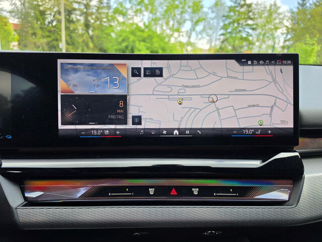 BMW 550 e M Sport IntAktL.PanoD.AutoBahn.AHK Fin1,99 Sportpaket Bluetooth HUD Navi LED Klima Aktivlenkung Ansicht 13 für Fahrzeugdetailseite