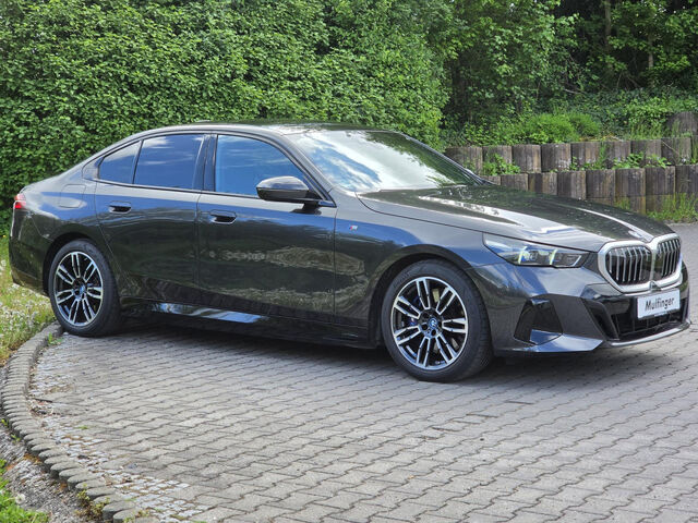 BMW 550 e M Sport IntAktL.PanoD.AutoBahn.AHK Fin1,99 Sportpaket Bluetooth HUD Navi LED Klima Aktivlenkung Ansicht 5 für Fahrzeugdetailseite