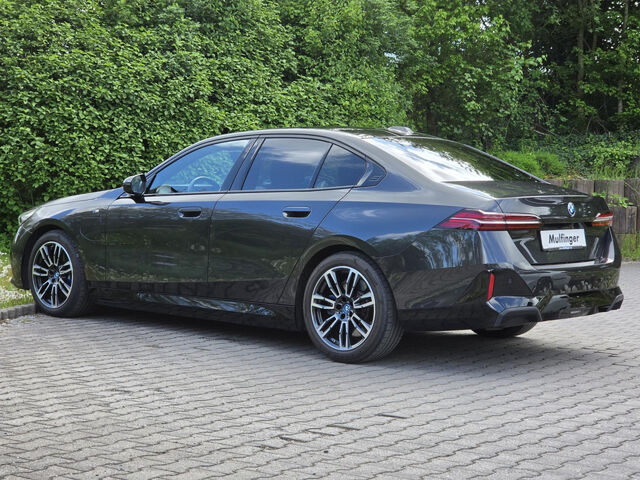 BMW 550 e M Sport IntAktL.PanoD.AutoBahn.AHK Fin1,99 Sportpaket Bluetooth HUD Navi LED Klima Aktivlenkung Ansicht 8 für Fahrzeugdetailseite