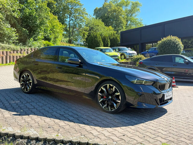 BMW 540 d xDr.M Sport PRO HUD ACC Pano 360Â°Standh.21 Sportpaket Bluetooth Navi LED Klima Standhzg PDC Ansicht 4 für Fahrzeugdetailseite